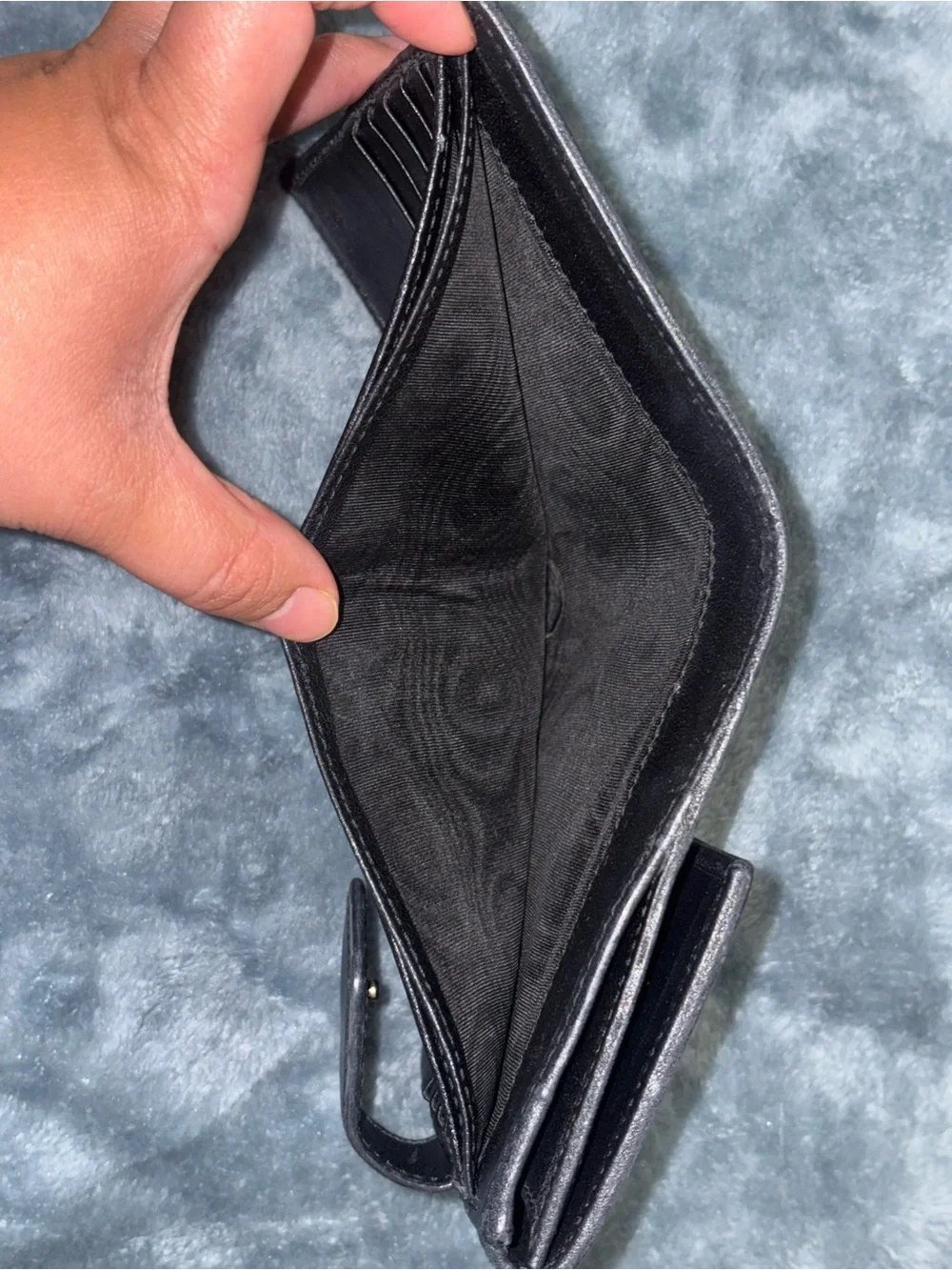 Gucci compact black